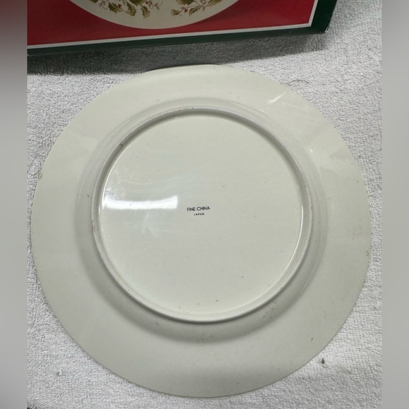 Christmas Charge Plate 12” Round Serving Plate Holly Berry & Leaf Pattern Dish - Picture 5 of 8